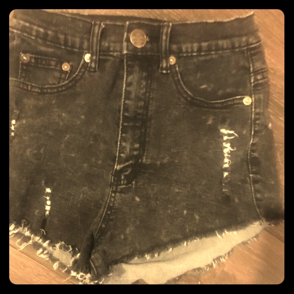 STONEWASH BLACK HIGH WAISTED SHORTS.